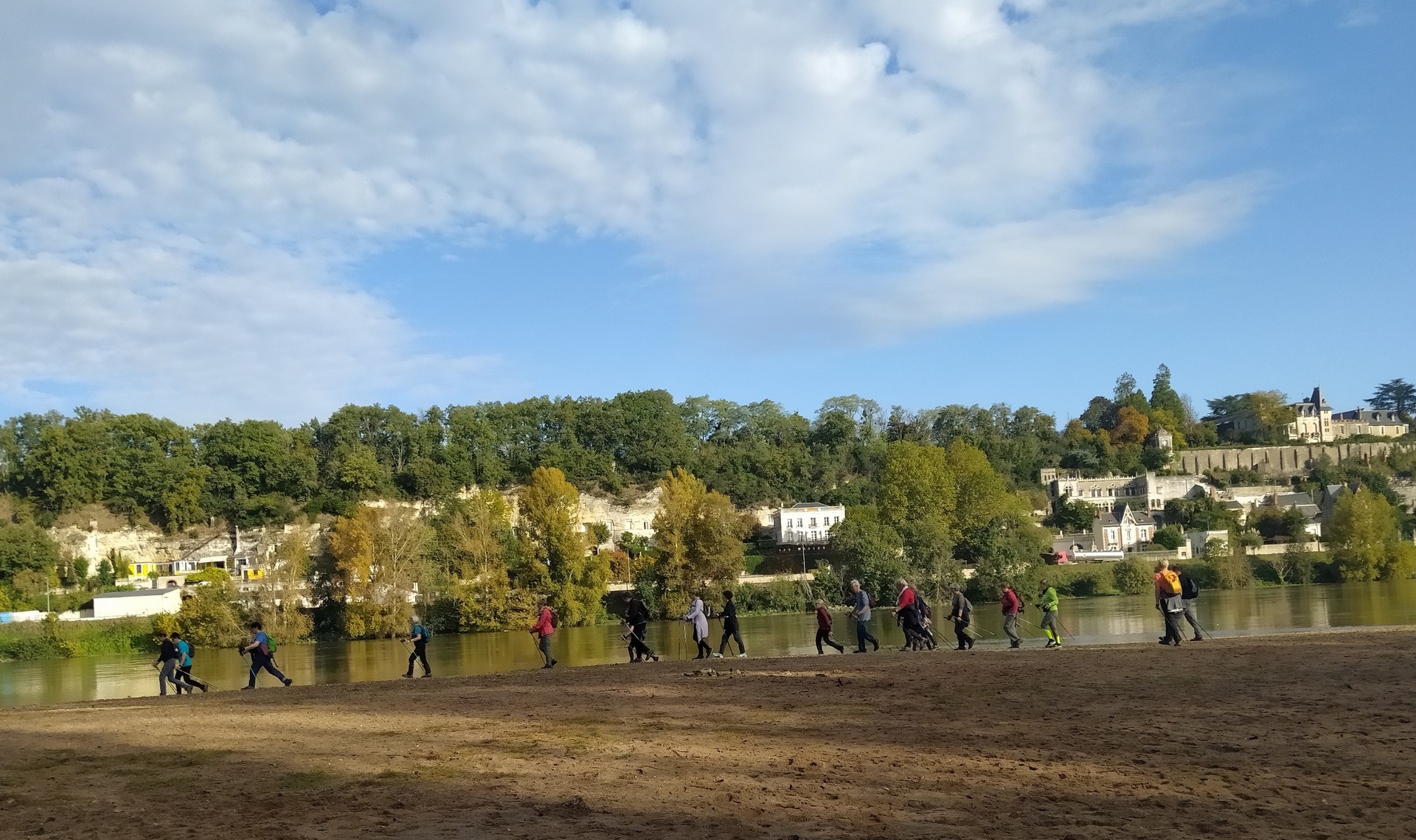 Le plaisir de marcher au bord de la plage