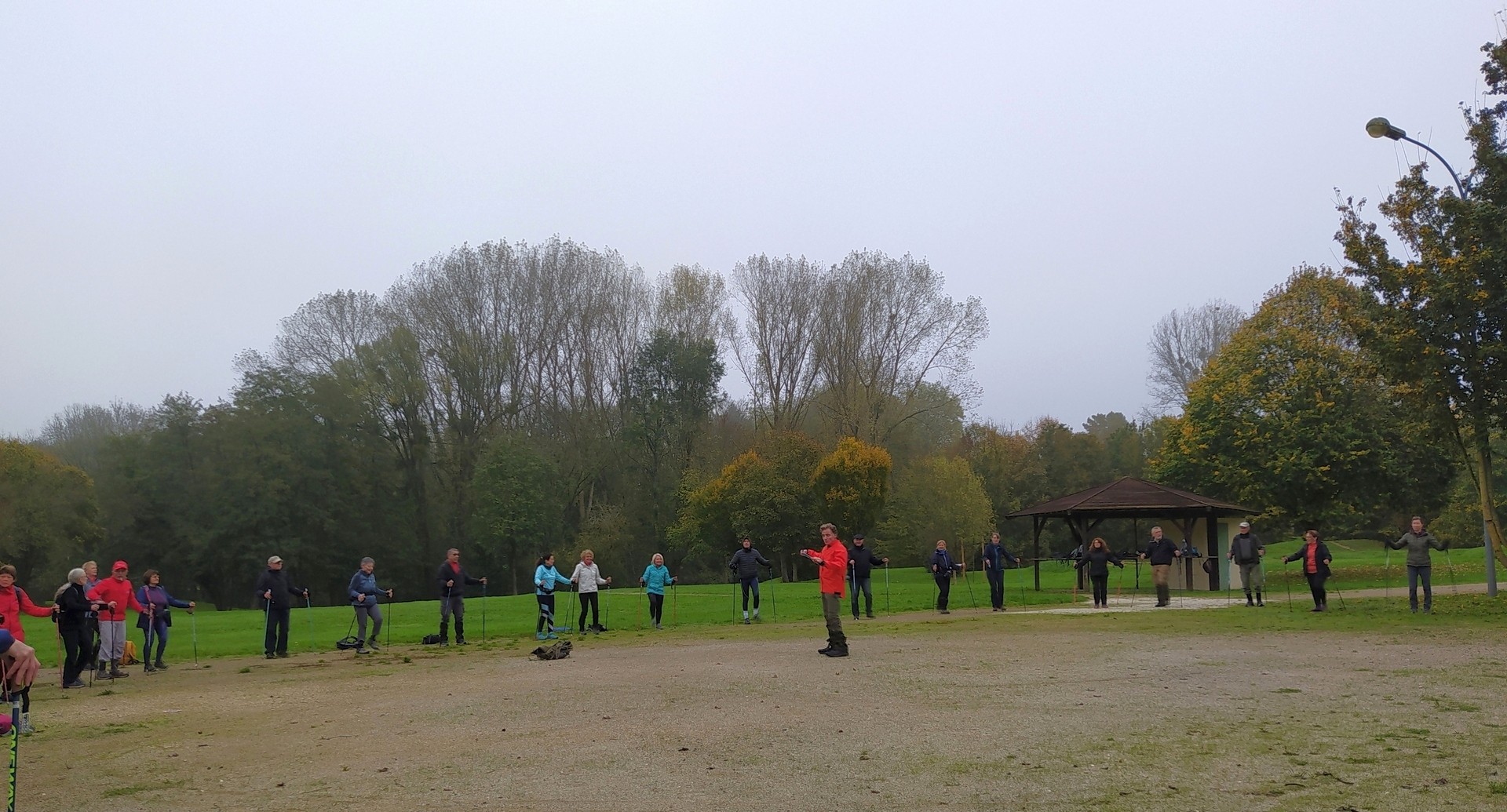 Echauffement avant le départ dans la brume